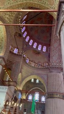 Ayasofya 'nın içindeki devasa kemer ve kolonlar.