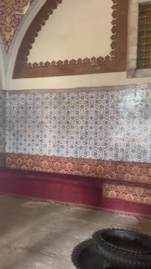 Antik katedralin eski doğu mozaik tarzında güzel duvarları