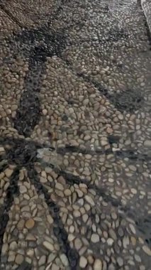 Sarayın zemini taşlarla kaplı.