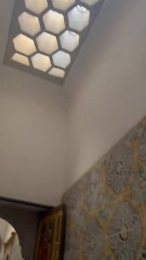 Sarayın duvarlarında mozaikler, desenler, süsler