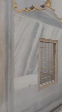 Altın desenli antika lavabo