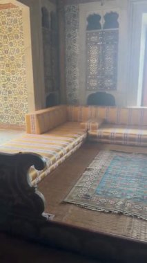 Doğu tarzında bir sarayın içinde bir oda.