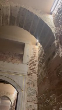 Sarayda taş kemerli bir geçit.