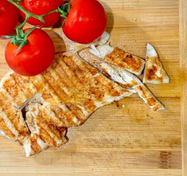 Kesme tahtasında domates ve et