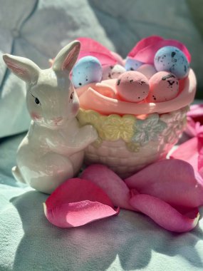 Yumurta ve tavşanlı Paskalya sepeti