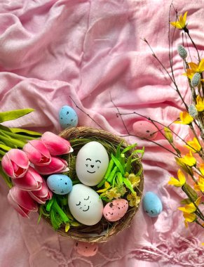 Yumurta ve bir buket lale ile dekoratif Paskalya yuvası