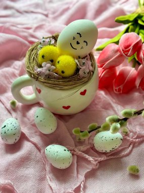 Kalpli beyaz kupa ve dekoratif Paskalya yuvası