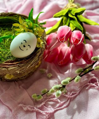 Paskalya dekoratif sepeti ve pembe çiçekler