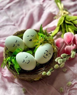 Sepette desenli Paskalya yumurtaları ve güzel çiçekler