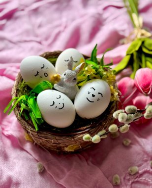 Yumurta ve Paskalya tavşanlı dekoratif sepet.