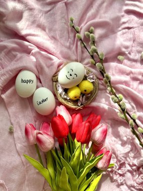 Güzel pembe laleler ve bir sepet