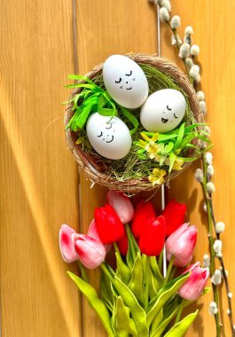 Yumurtalı ve pembe laleli Paskalya sepeti