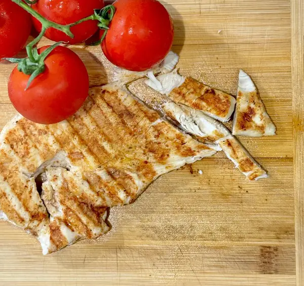 Kesme tahtasında domates ve et