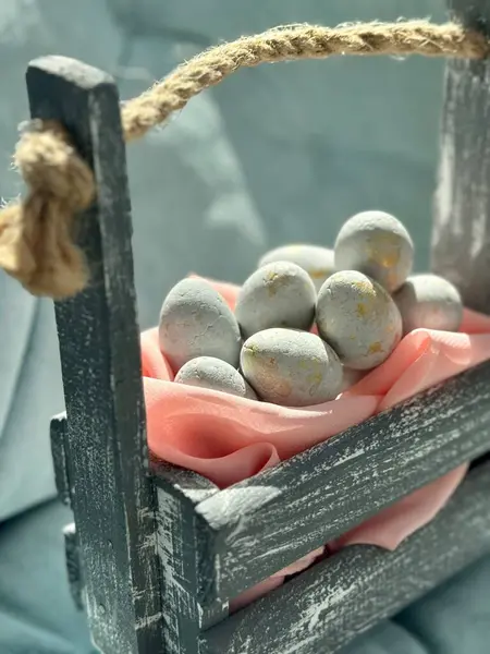 Tahta bir sepetin içinde paskalya mavisi yumurtalar