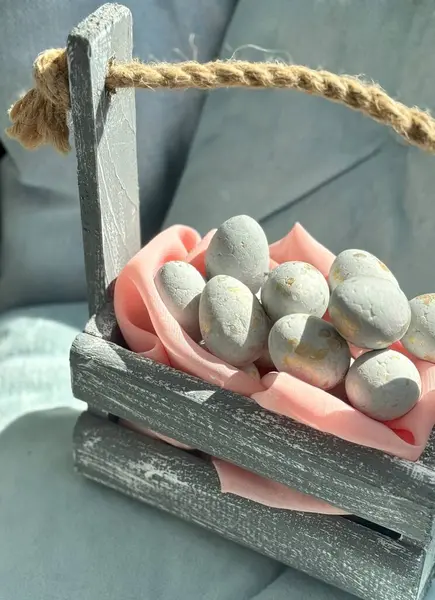 Paskalya yumurtalı dekoratif sepet.