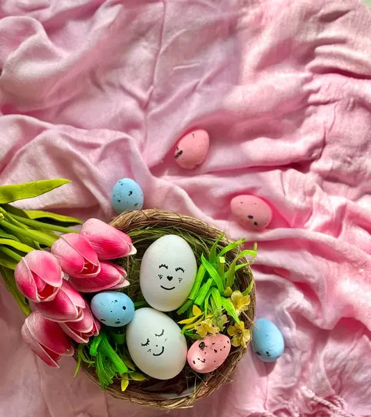 Pembe laleler ve Paskalya yumurtalı dekoratif sepet.