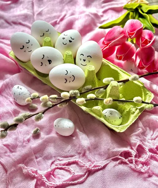 Beyaz Paskalya yumurtaları ve şirin bir ifade.