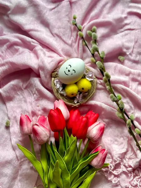 Yumurtalı küçük dekoratif sepet ve bir buket çiçek.