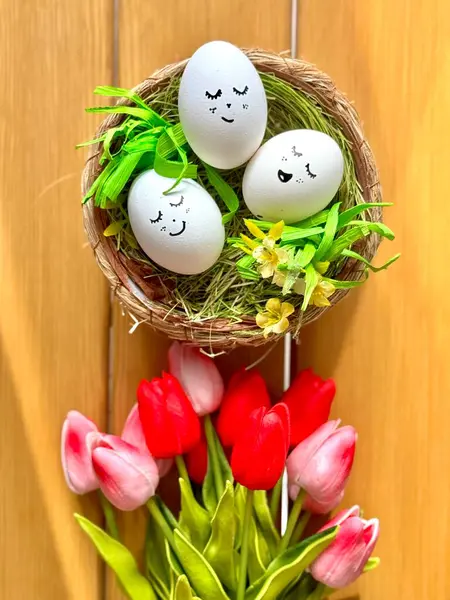 Sepette süslü yumurtalar ve pembe çiçekler.