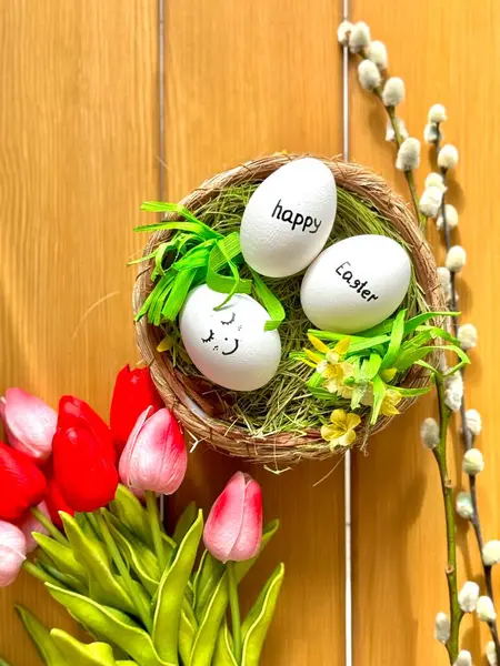 Sepette Paskalya yumurtaları ve kırmızı laleler