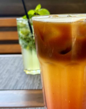 Tahta bir masada duran parlak kırmızı kirazlarla dolup taşan bir kâsenin sıcak, güneşli yukarıdan aşağı çekimi yaz meyvelerinin canlı özünü yakalıyor..