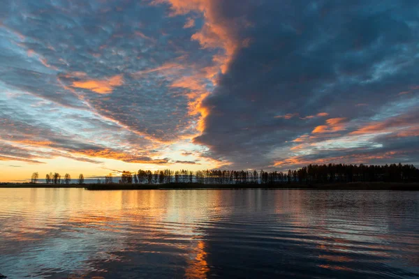 Krásné Jezero Při Východu Slunce Zlatá Hodina Východu Slunce Sluneční — Stock fotografie