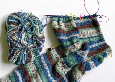 Yünlü örgü çoraplar, örgü ipliği ve örgü şişleri, örgü modası, dikiş giysileri, kış hobisi, dikiş konsepti. Ev yapımı tığ işi, dikiş işi.