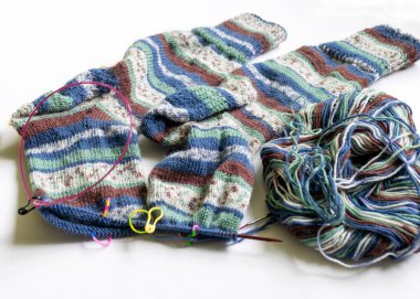 Yünlü örgü çoraplar, örgü ipliği ve örgü şişleri, örgü modası, dikiş giysileri, kış hobisi, dikiş konsepti. Ev yapımı tığ işi, dikiş işi.