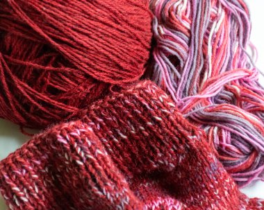 Yünlü örgü çoraplar, örgü ipliği ve örgü şişleri, örgü modası, dikiş giysileri, kış hobisi, dikiş konsepti. Ev yapımı tığ işi, dikiş işi.