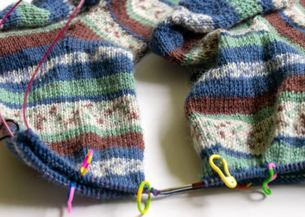 Wolle Gestrickte Socken Strickgarn Und Stricknadeln Strickmode Handarbeitskleidung Winterhobby Handarbeitskonzept — Stockfoto