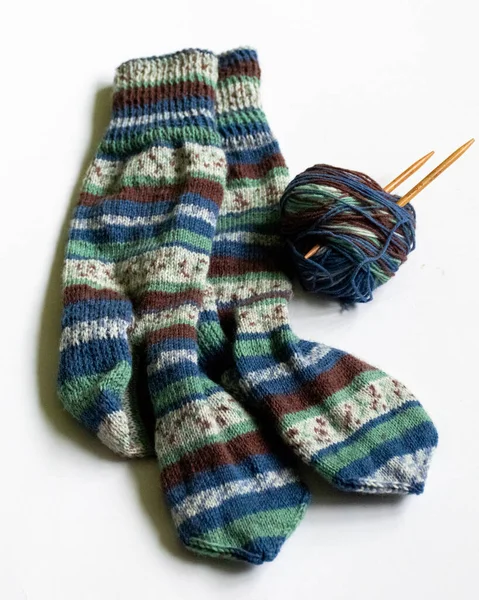 ウールニットソックス 編み物糸と編物針 ニットファッション 針仕事の服 冬の趣味 針仕事の概念 自家製のかぎ針編み 針仕事 — ストック写真