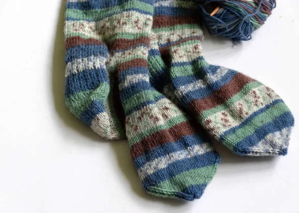 ウールニットソックス 編み物糸と編物針 ニットファッション 針仕事の服 冬の趣味 針仕事の概念 自家製のかぎ針編み 針仕事 — ストック写真