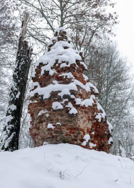 Gri sisli kış manzarası, düşen kar bulanık arka plan, eski kırmızı tuğla duvar, tek renkli manzara