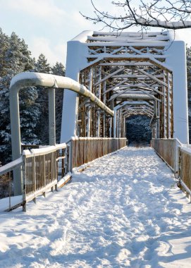 Demirden köprüsü olan güneşli kış manzarası, Valmiera, Letonya