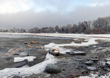 Deniz kıyısındaki kayalarda farklı buz oluşumları, buz dokusu, rüzgar, su ve buz birlikte çalışıyor, kışın deniz kenarında.