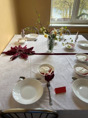 Okuldaki tatil masası, 4 Mayıs, beyaz masa örtüleri, Letonya Cumhuriyeti 'nin bağımsızlığını geri kazanmasının kutlanması.