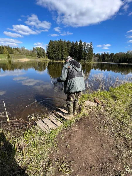 Underbar Vårdag För Fiske Vid Sjön Vita Moln Reflekteras Ytan — Stockfoto