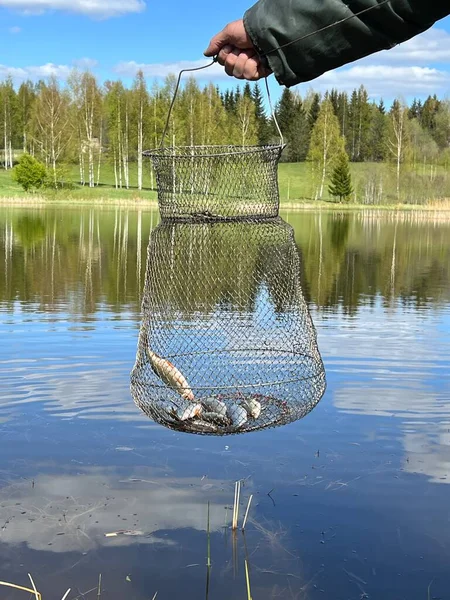 Прекрасный Весенний День Рыбалки Озера Белые Облака Отражаются Поверхности Озера — стоковое фото