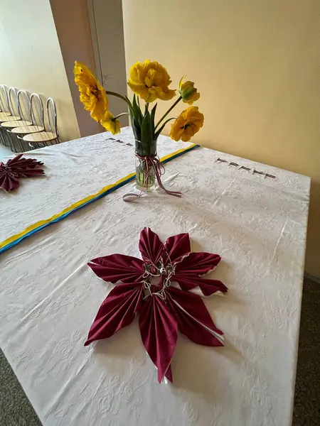 Prázdninový Stůl Škole Května Bílé Ubrusy Oslava Obnovení Nezávislosti Lotyšské — Stock fotografie
