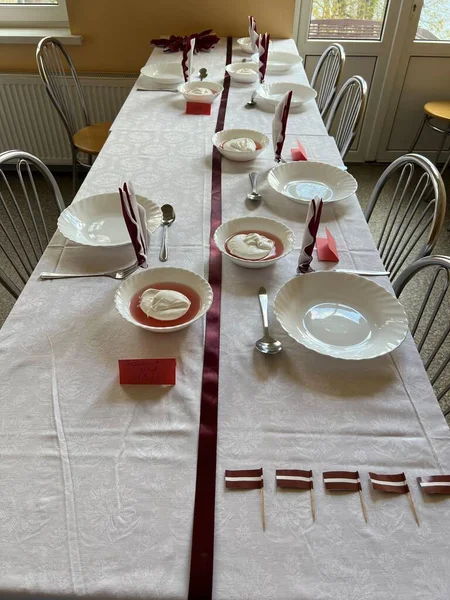 Τραπέζι Διακοπών Στο Σχολείο Μαΐου Λευκά Τραπεζομάντιλα Εορτασμός Της Αποκατάστασης — Φωτογραφία Αρχείου