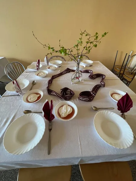 Τραπέζι Διακοπών Στο Σχολείο Μαΐου Λευκά Τραπεζομάντιλα Εορτασμός Της Αποκατάστασης — Φωτογραφία Αρχείου
