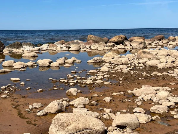 美丽的大海 蔚蓝的天空 海滨的许多石头 Vidzeme岩石海岸 拉脱维亚 — 图库照片