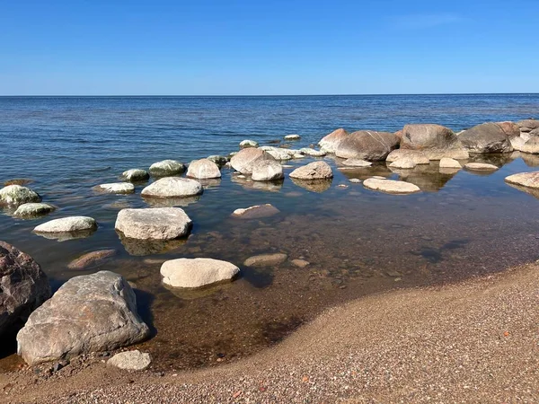 Sonniger Blick Auf Das Meer Blauer Himmel Viele Steine Meeresufer — Stockfoto