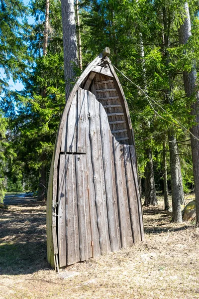 Våren Landskap Med Ett Fragment Gammal Träbåt Offentlig Toalett Installerad — Stockfoto