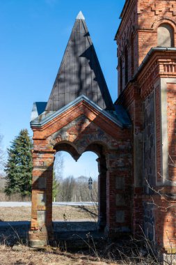 Eski bir kilisenin kalıntılarıyla güzel bir bahar manzarası, eski Tnassilm Ortodoks Kilisesi, Estonya