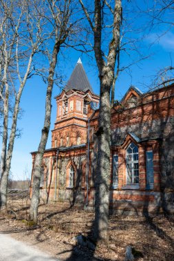 Eski bir kilisenin kalıntılarıyla güzel bir bahar manzarası, eski Tanassilm Ortodoks Kilisesi, Estonya