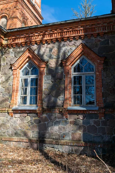 古い教会の遺跡と美しい春の風景 旧ナシム正教会 エストニア — ストック写真