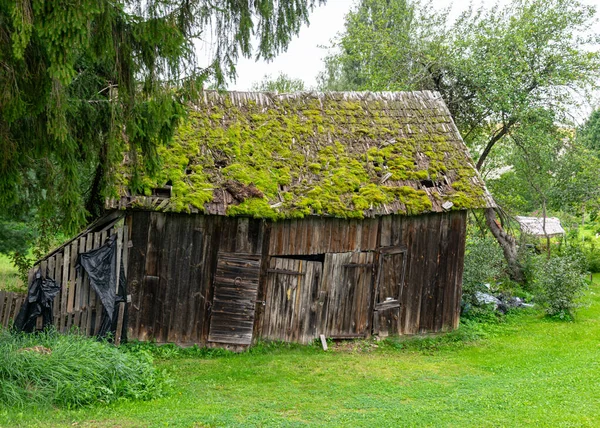 Stara Drewniana Stodoła Dach Porośnięty Mchem Wiejski Krajobraz — Zdjęcie stockowe