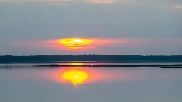 Ungewöhnlicher Sonnenuntergang Auf Dem See Ruhige Wasseroberfläche Burtnieku See Lettland — Stockfoto