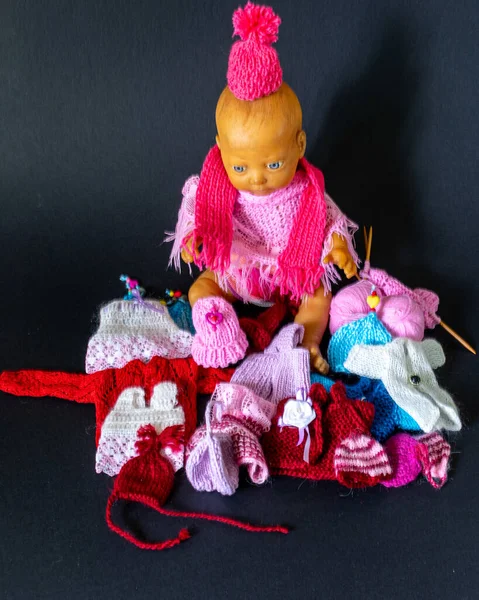 Alte Puppe Mit Verschiedenen Farben Gestrickte Puppenkleidung Schöne Sammlung Von — Stockfoto